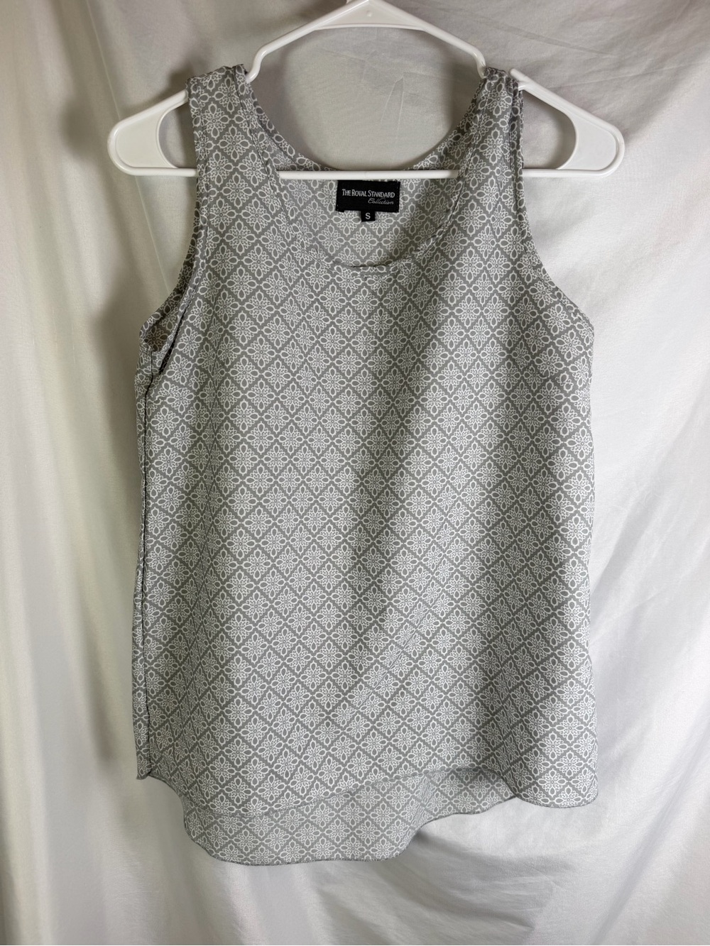 The Royal Standard Gray White Medallion Silky Tank Top Small - Picture 3 of 7